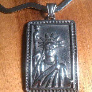 Statue of Liberty Stainless Steel Choker Necklace (16 Inch)
